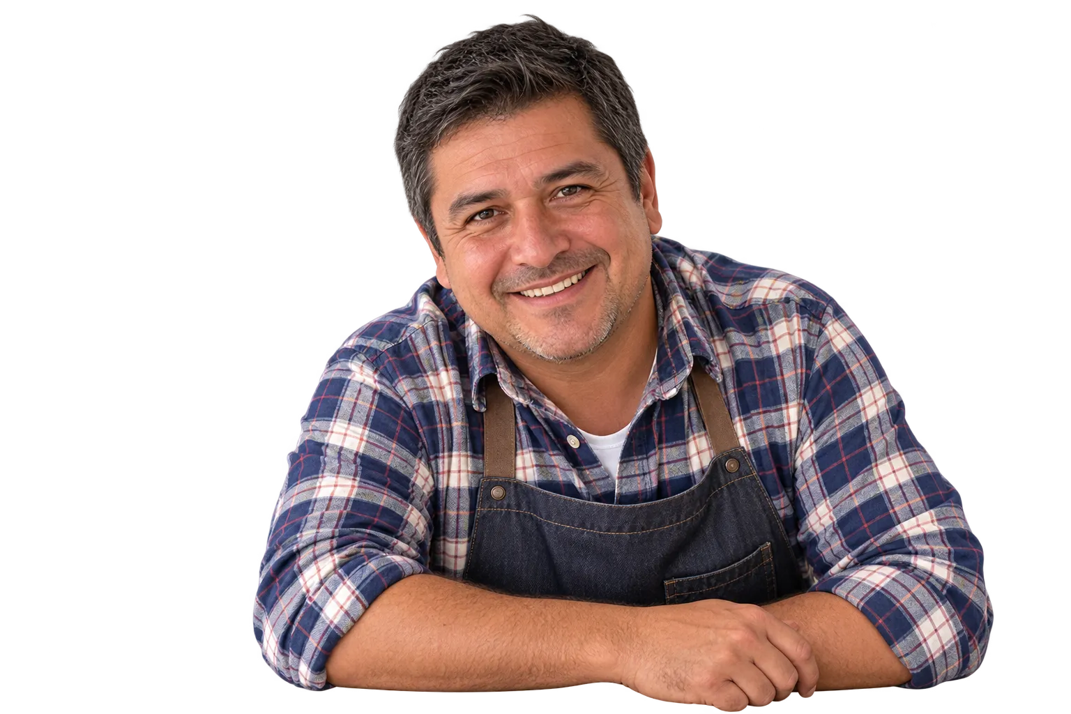 Almacenero sonriente con camisa a cuadros y delantal de mezclilla, apoyado sobre el mesón de su negocio