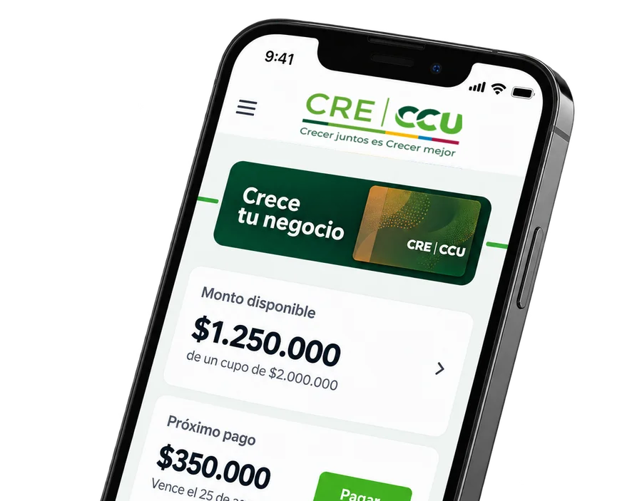 Celular mostrando la aplicación de CRECCU con el cupo disponible y el próximo pago