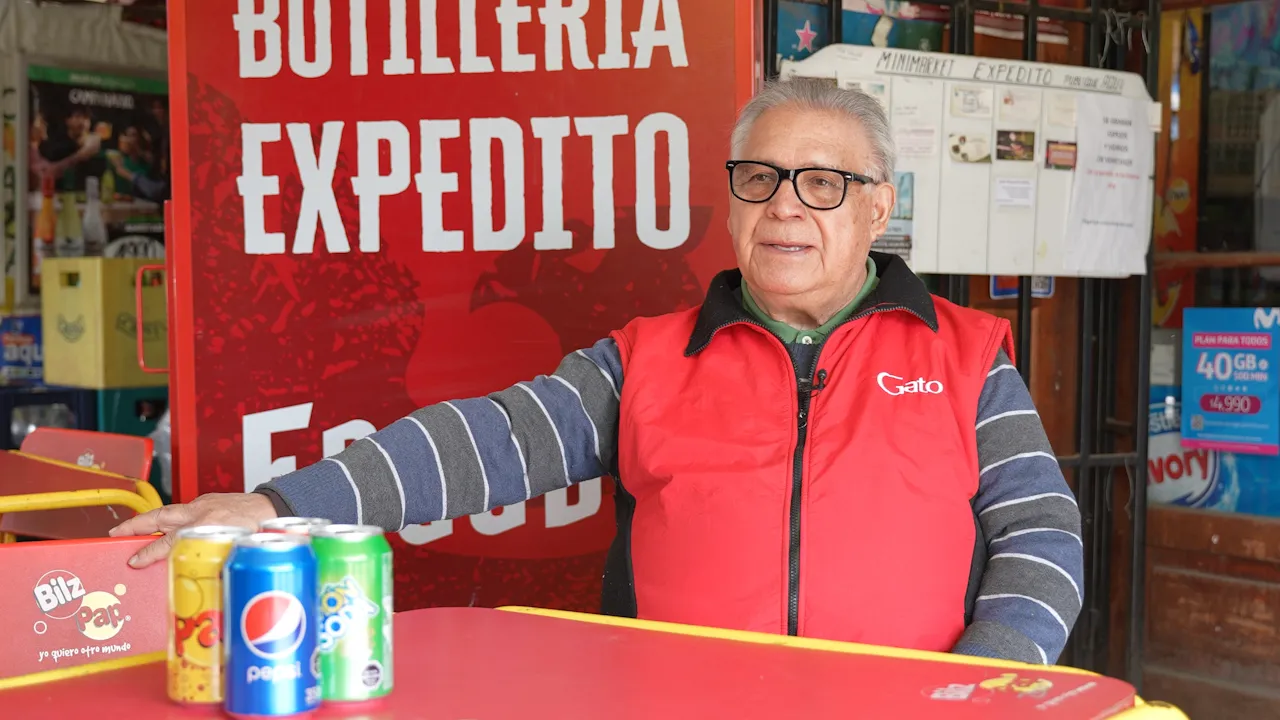 Héctor Monsalve en su botillería Expedito