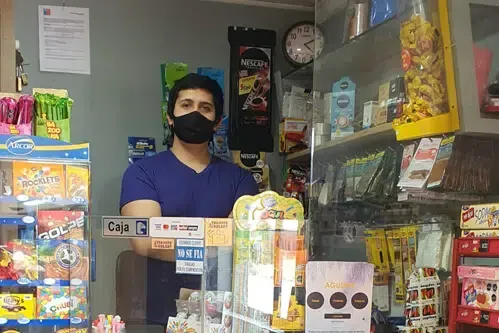 Jonathan Roa en su negocio familiar en Purén