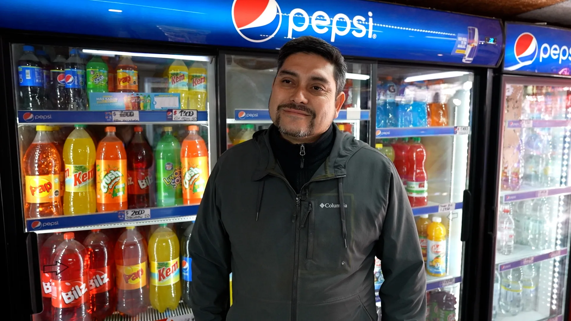 José Díaz en su minimarket Cruzamerica