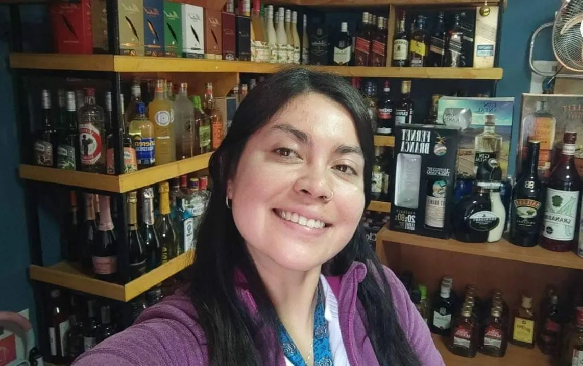 Almacenera feliz por su negocio