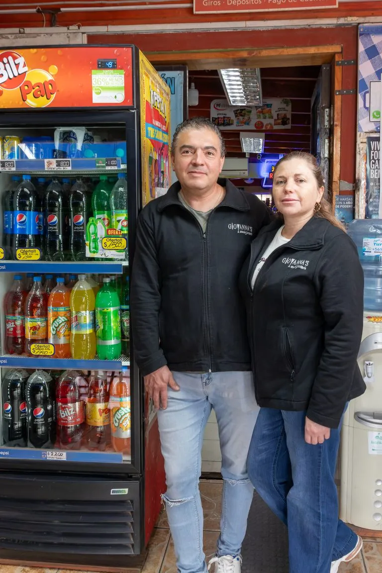 Ricardo Rodríguez y su pareja en su negocio