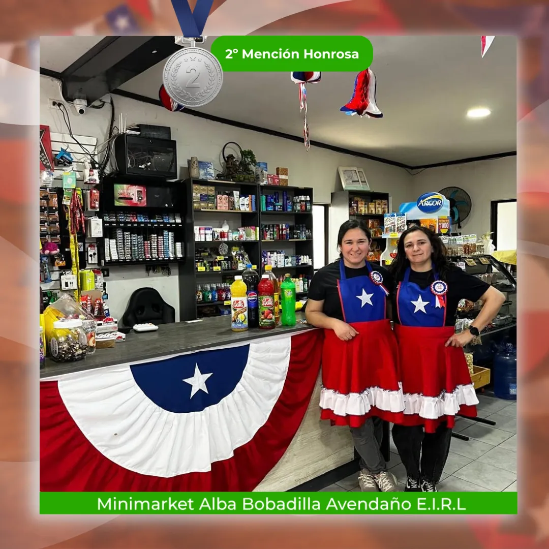 Segunda mención honrosa: Minimarket Alba Bobadilla Avendaño E.I.R.L., con dos comerciantes vestidas de china frente a su mesón decorado