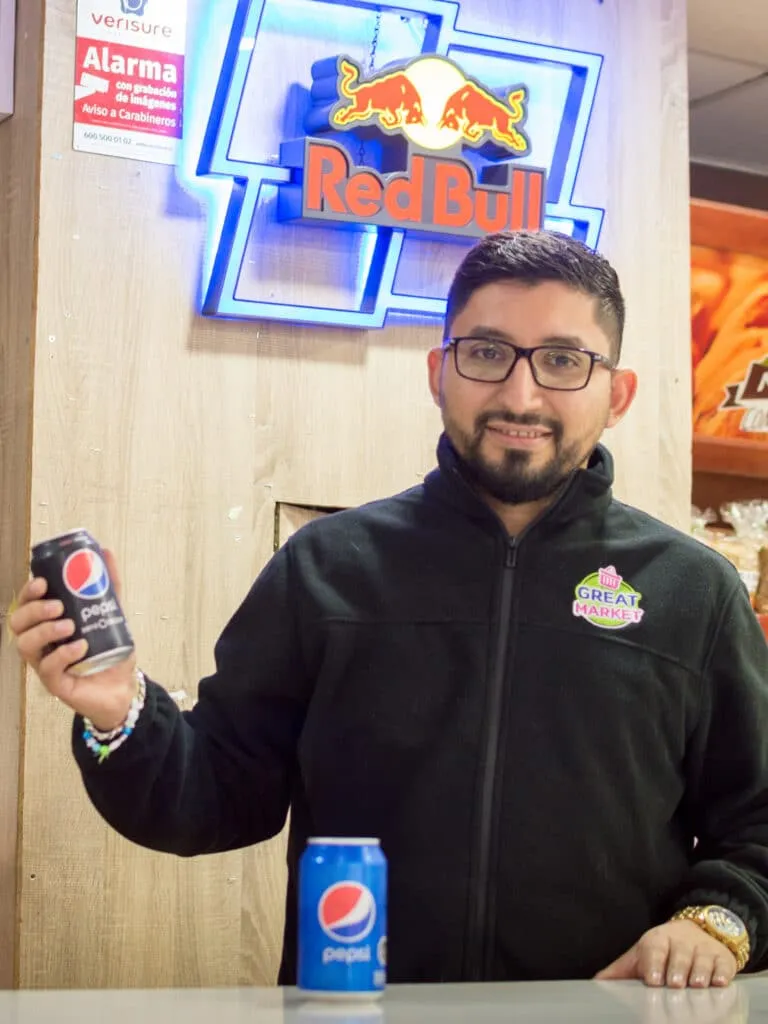 Niños comprando en un almacén de barrio durante las vacaciones de invierno