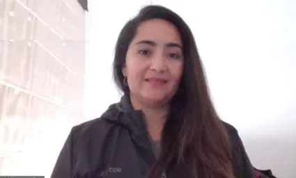 Ejecutiva de CRECCU conversando cercanamente con un cliente de almacén