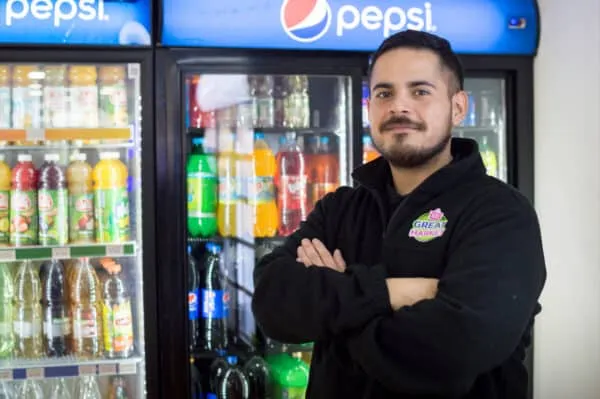 Almacén de barrio ordenado y listo para atender a los clientes en marzo