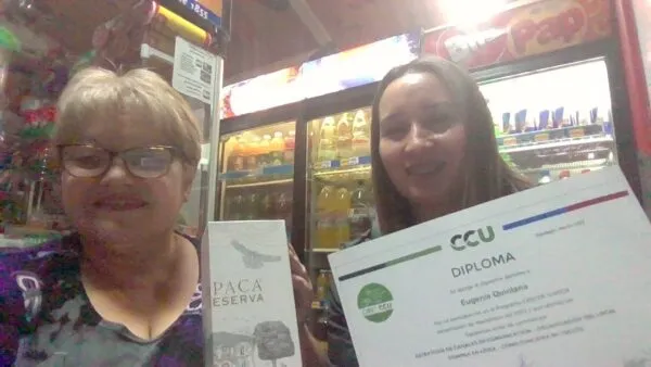 Jessica Muñoz visitando a clientes en terreno