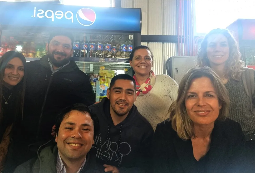 Luis Cofré conversando con un cliente almacenero durante una visita comercial