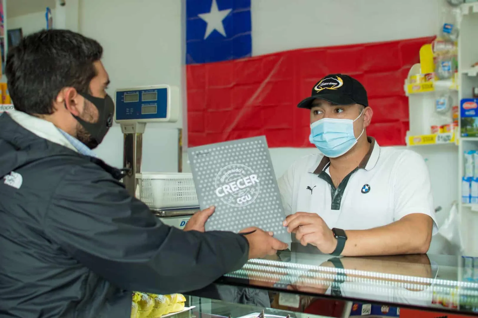 Luis Cofré visitando el local de un cliente botillero de CRECCU