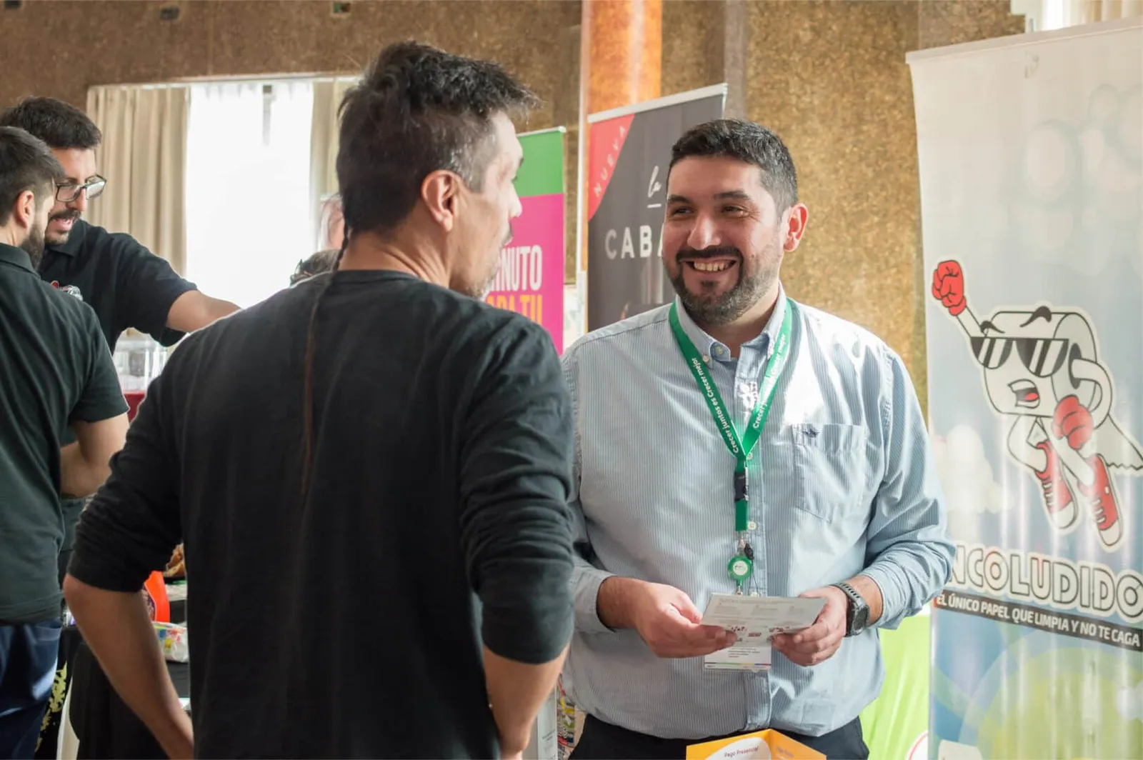 Luis Cofré junto a un cliente en su punto de venta