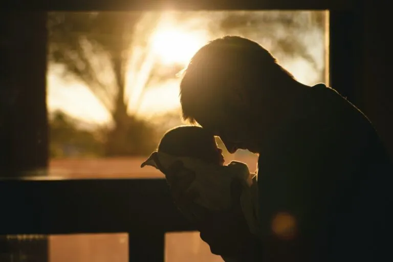 Padre e hijo compartiendo un momento especial en el día del padre