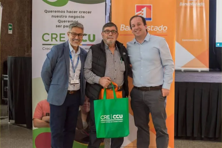 Rodrigo Borgoño visitando clientes de CRECCU en el sur de Chile