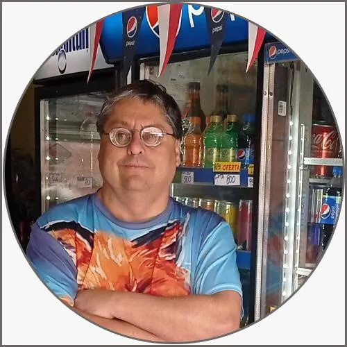 Fachada del almacén de Juan Fernandez decorada para el Dieciocho de Septiembre, ganador del Concurso Rincón Dieciochero